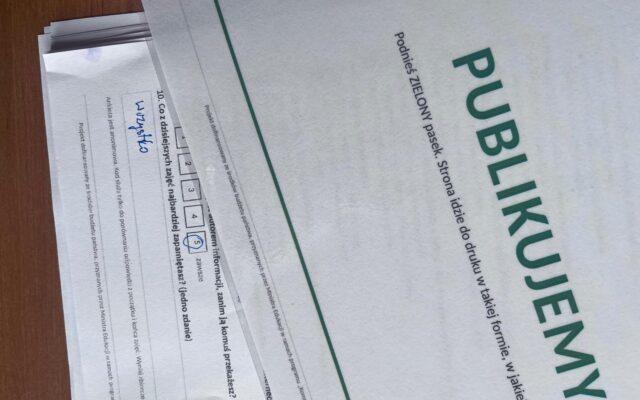 Karta decyzji „Publikujemy” z kolegium redakcyjnego obok ankiety po warsztacie