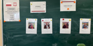 Szkolna tablica zamieniona w redakcję „Kuriera znad Raby”: karty szefów czterech działów i plakat o dofinansowaniu z budżetu państwa
